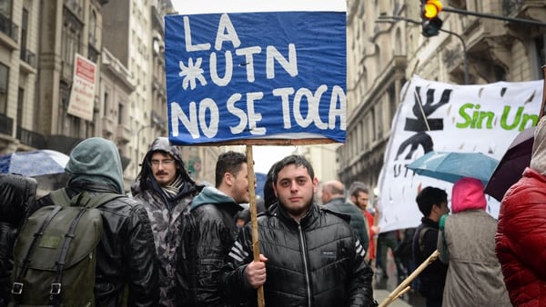 Bajo la lluvia, los manifestantes pidieron un aumento salarial para los docentes