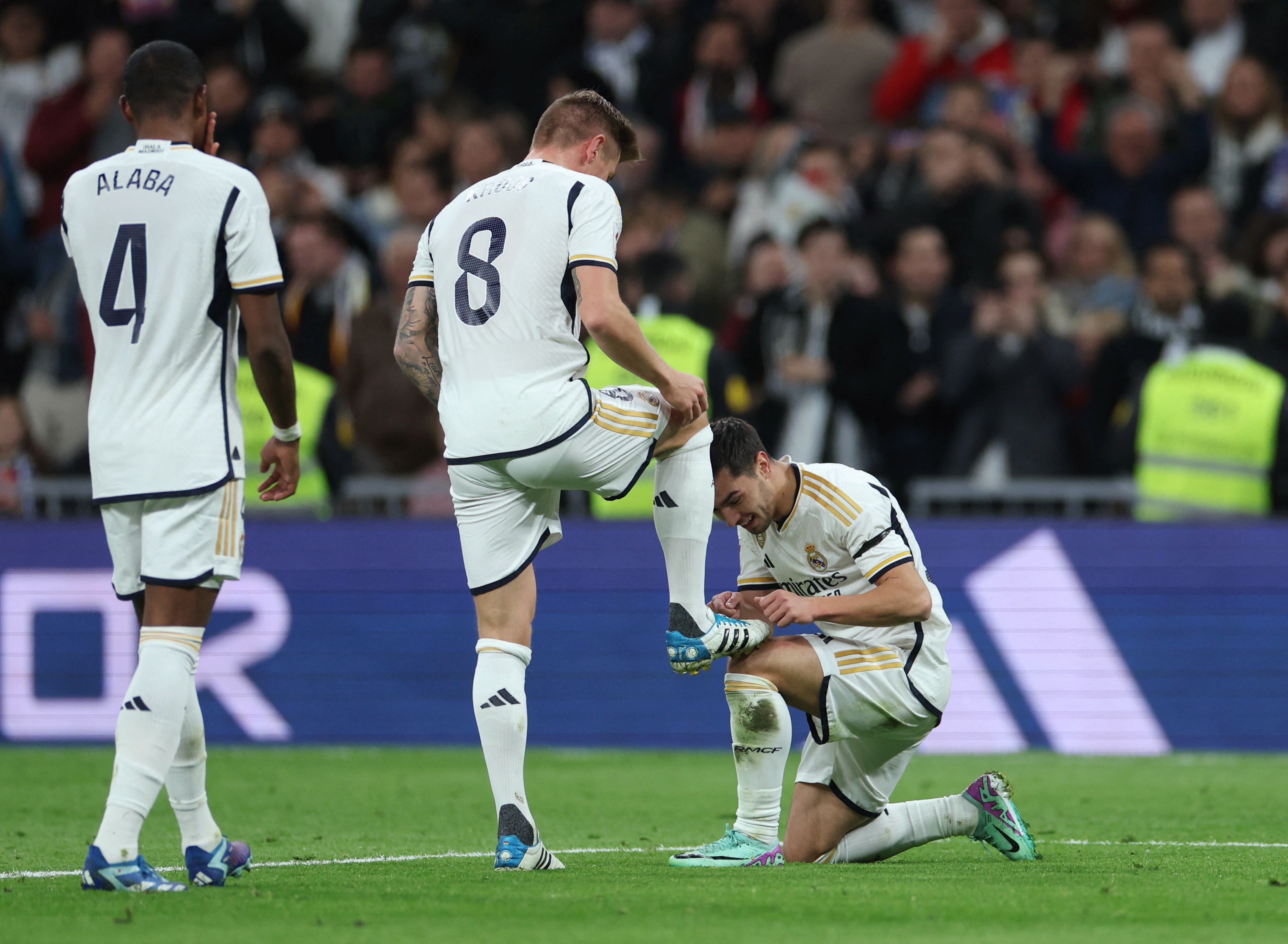 Brahim le agradece a Kroos su asistencia (REUTERS/Isabel Infantes)