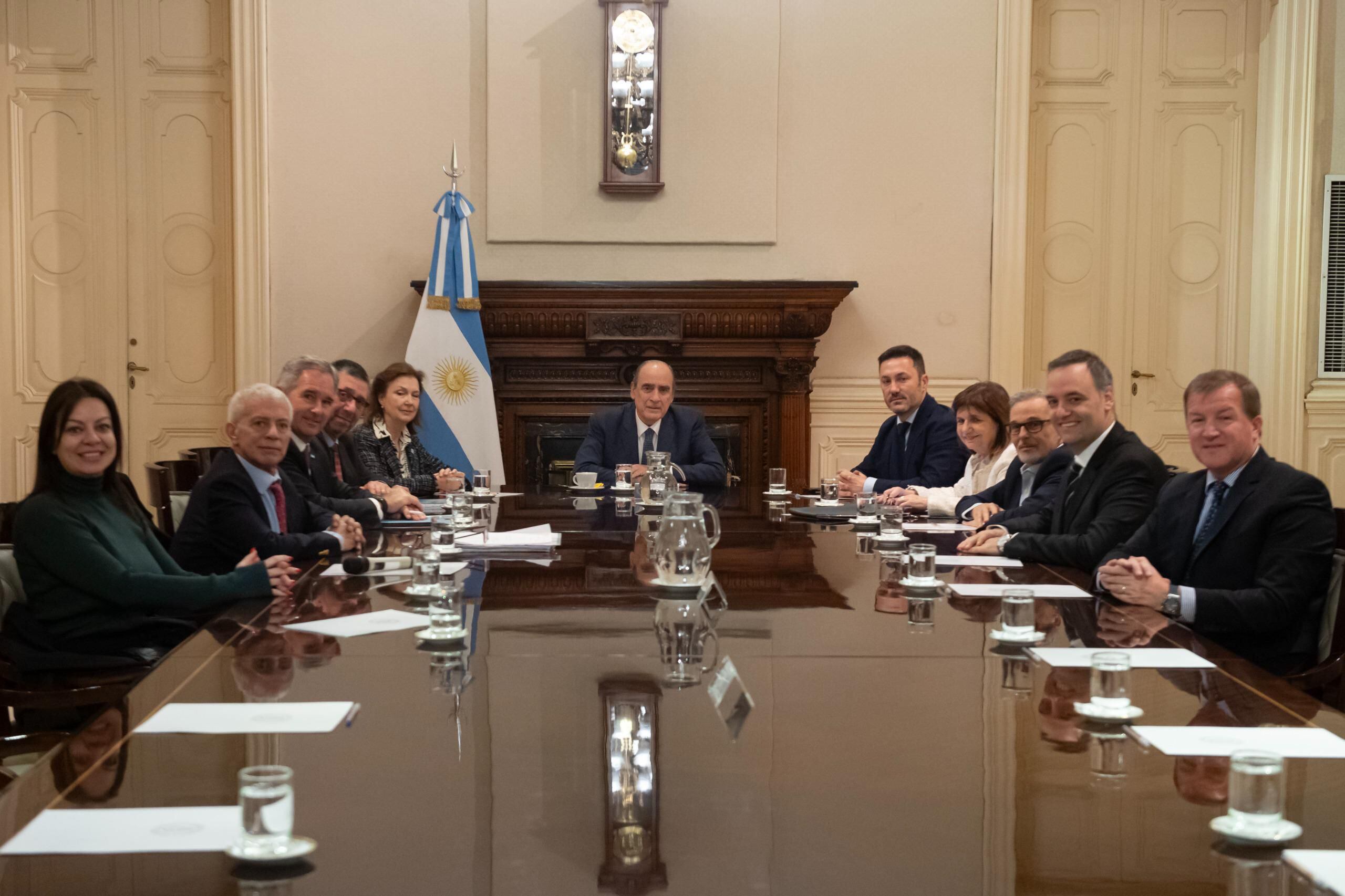 Nicolás Posse en su primera reunión de Gabinete