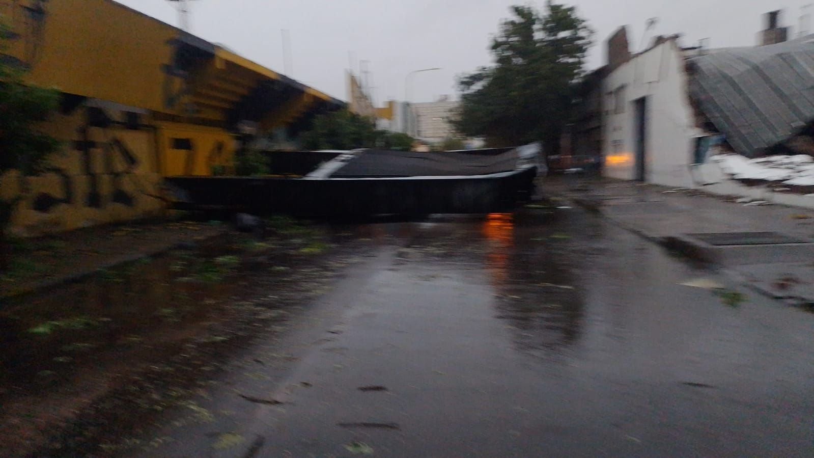 Burzaco: destrozos en el techo de un club por el temporal