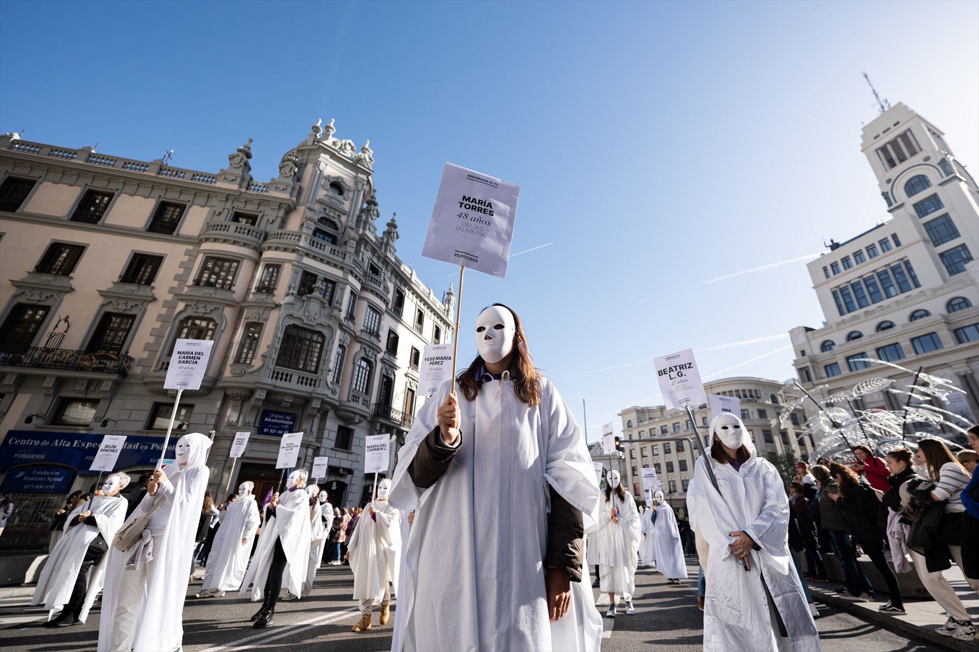 Decenas de personas llevan carteles con nombres de mujeres asesinadas por violencia machista (Diego Radamés / Europa Press)