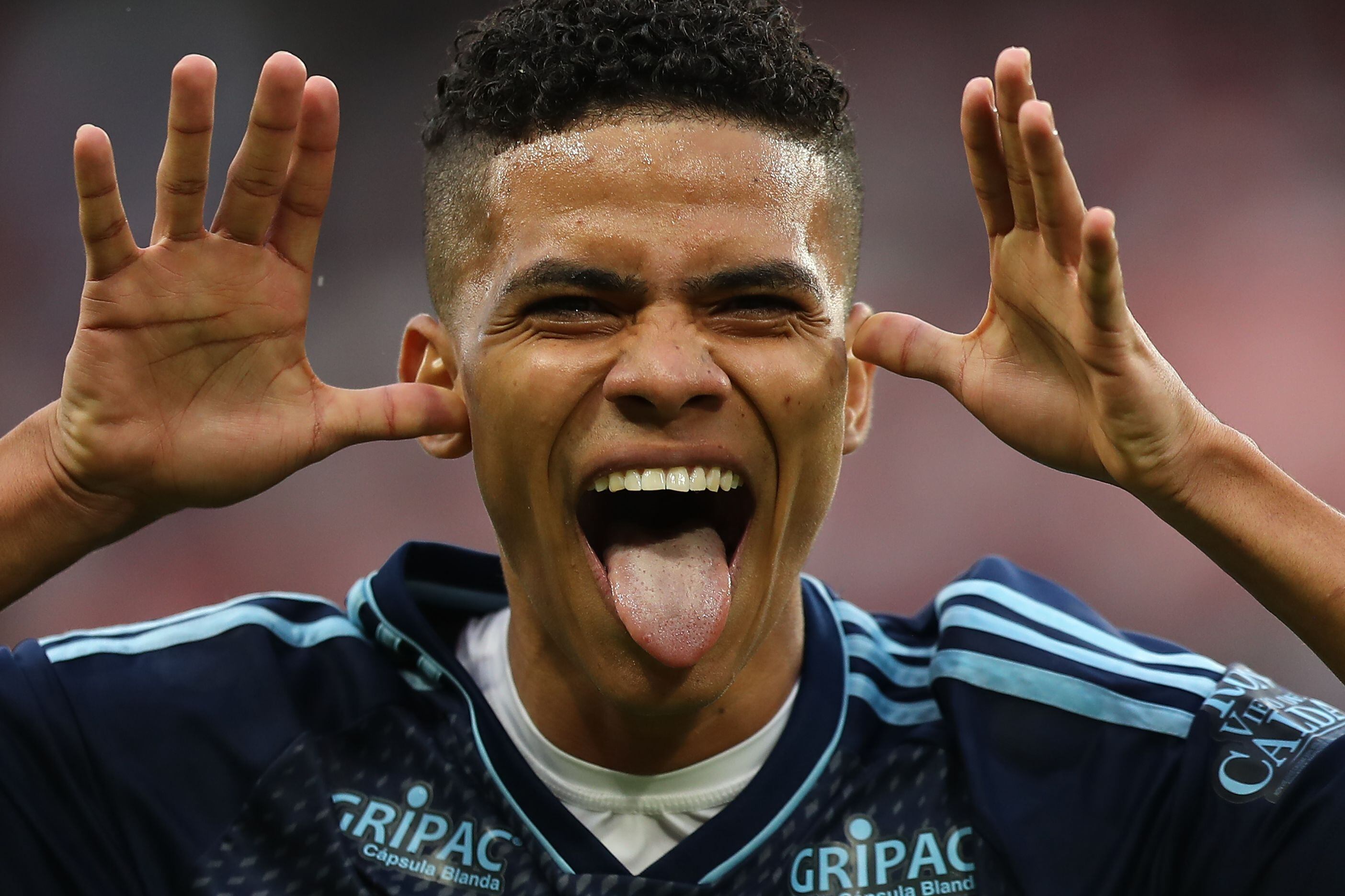 El delantero colombiano José Enamorado celebra el gol que garantizó este martes al Junior de Barranquilla la victoria por 0-1 sobre Liga de Quito en el estadio Rodrio Paz Delgado de la capital ecuatoriana, y el liderato provisional del Grupo E de la Copa Libertadores en la quinta jornada. EFE/ José Jácome
