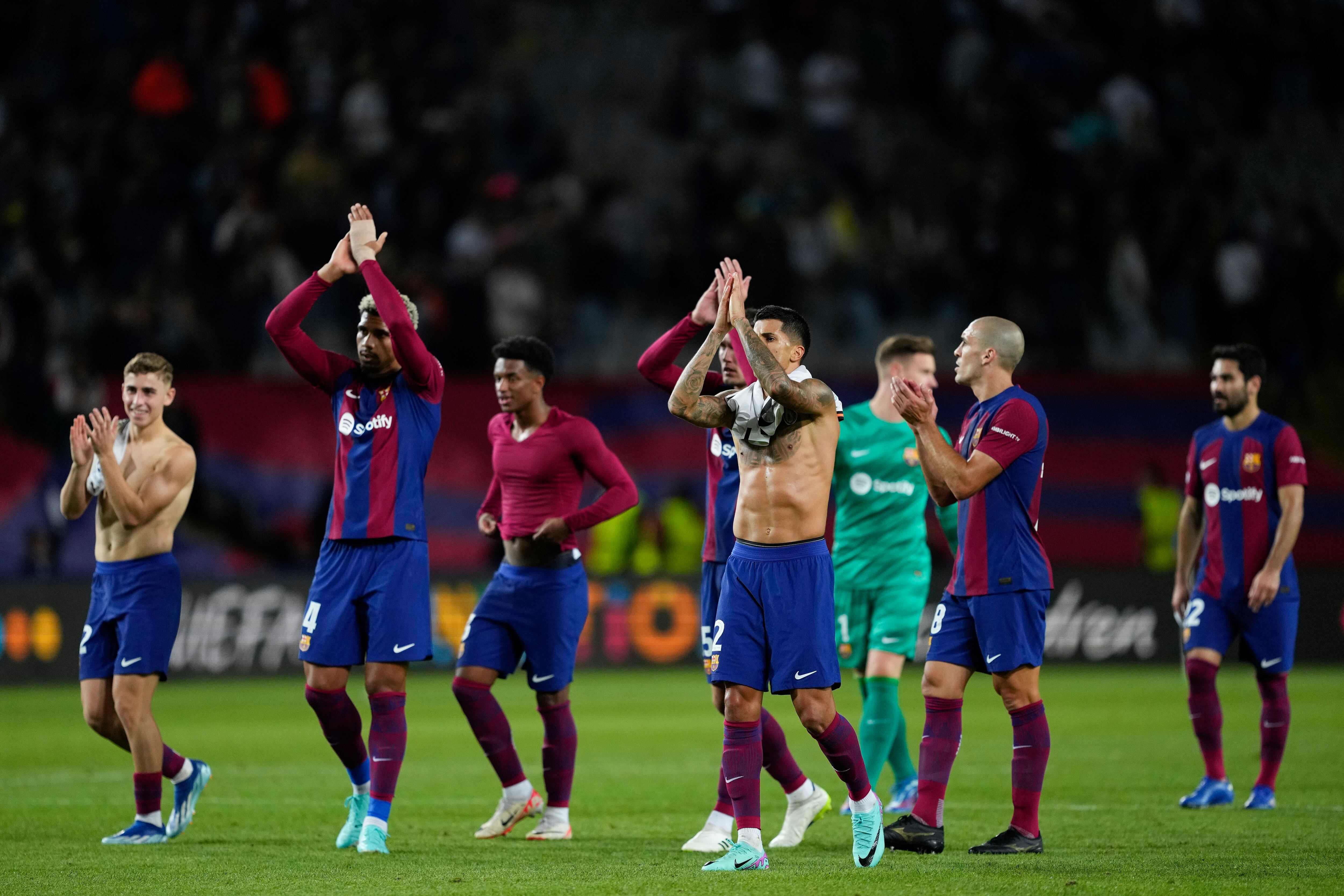 Los jugadores del FC Barcelona aplauden a la afición tras vencer al Shakhatar Donetsk en el partido de la tercera jornada de la Liga de Campeones. EFE/Alejandro García 