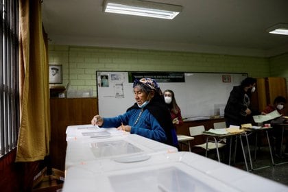 Una mujer mapuche votando en las elecciones de Chile del 15 de mayo. REUTERS/Juan Gonzalez