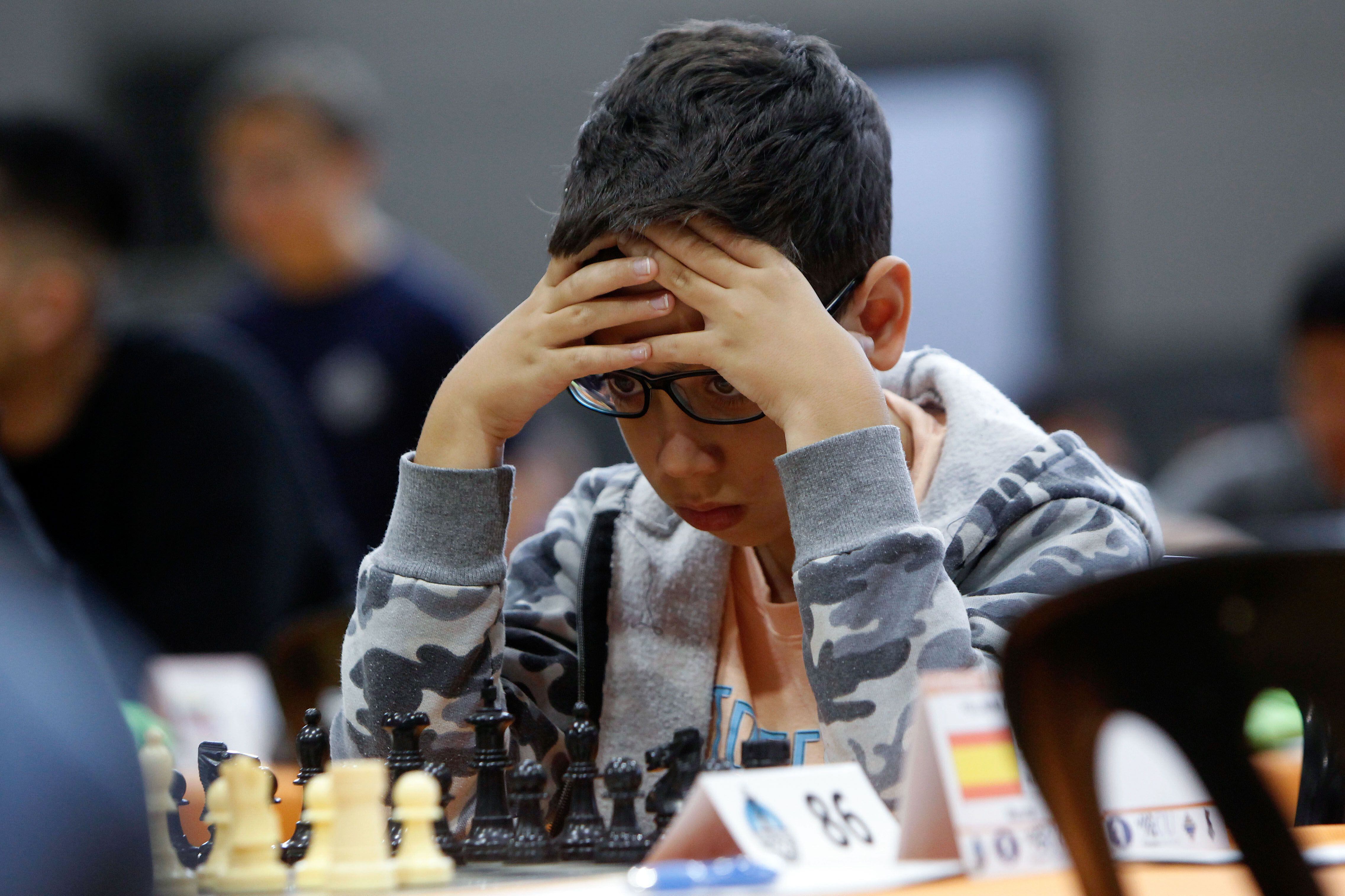  Faustino Oro, durante su partida contra la española Lucía Follana Albelda Albelda, en la modalidad de 90 minutos más 30 segundos en el VIII Open Internacional de Semana Santa de San Vicente del Raspeig. (Alicante).- EFE/ Morell
