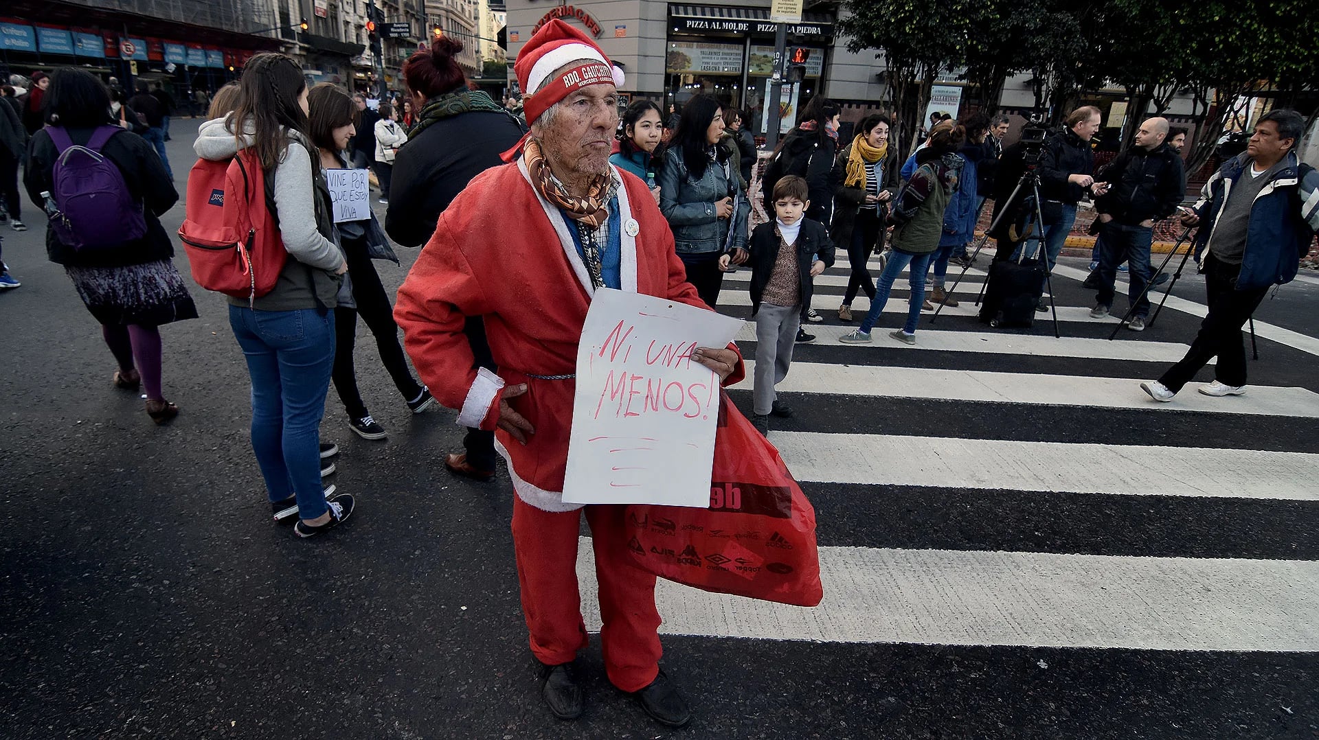 Vestido de rojo, uno de los colores que marcó la marcha, llevó un cartel con la frase distintiva de la movilización: Ni Una Menos (Nicolás Stulberg)