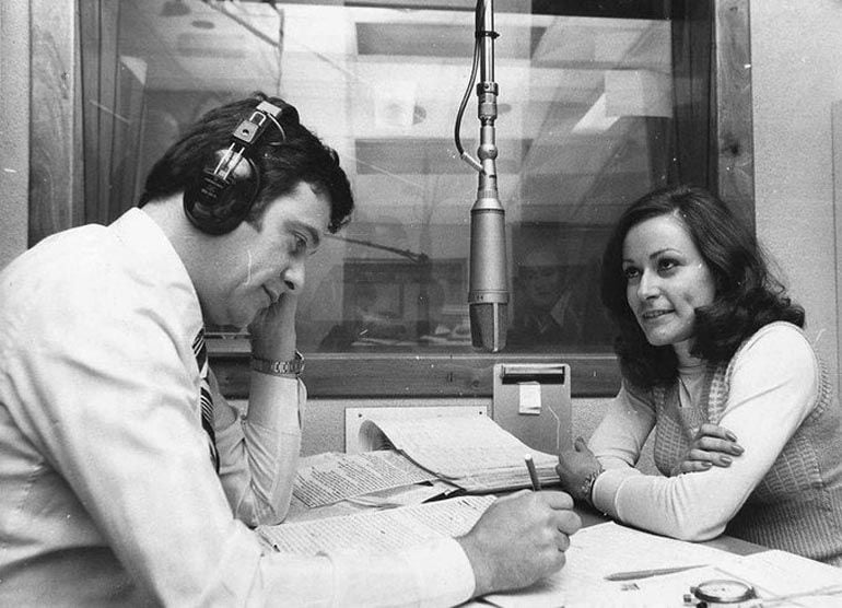 Héctor Larrea junto a la locutora Ofelia Flores haciendo en los años 70 una emisión de Rapidísimo, por Radio Rivadavia (Crédito: @BsAs_recuerdo)