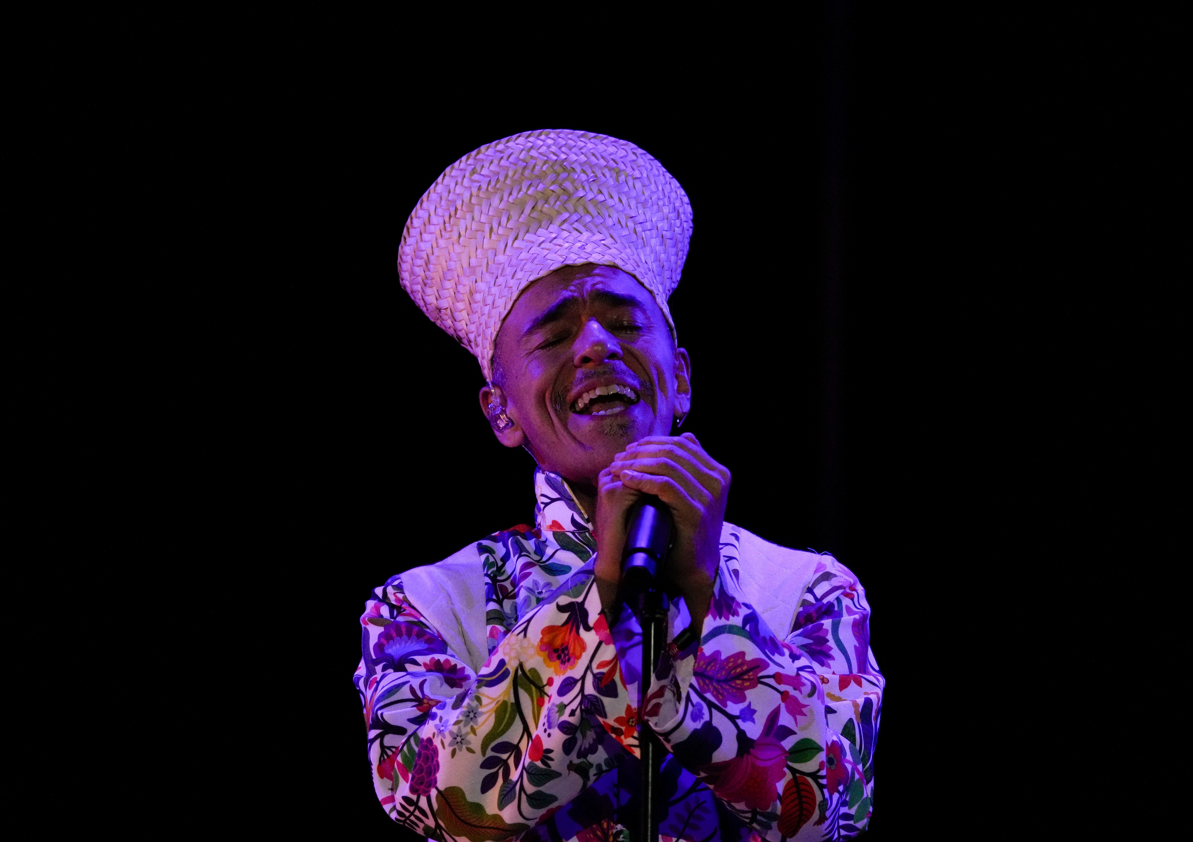 Rubén Albarrán, vocalista de Café Tacvba, durante su presentación en el festival Vive Latino en la Ciudad de México el sábado 18 de marzo de 2023. (Foto AP/Fernando Llano)