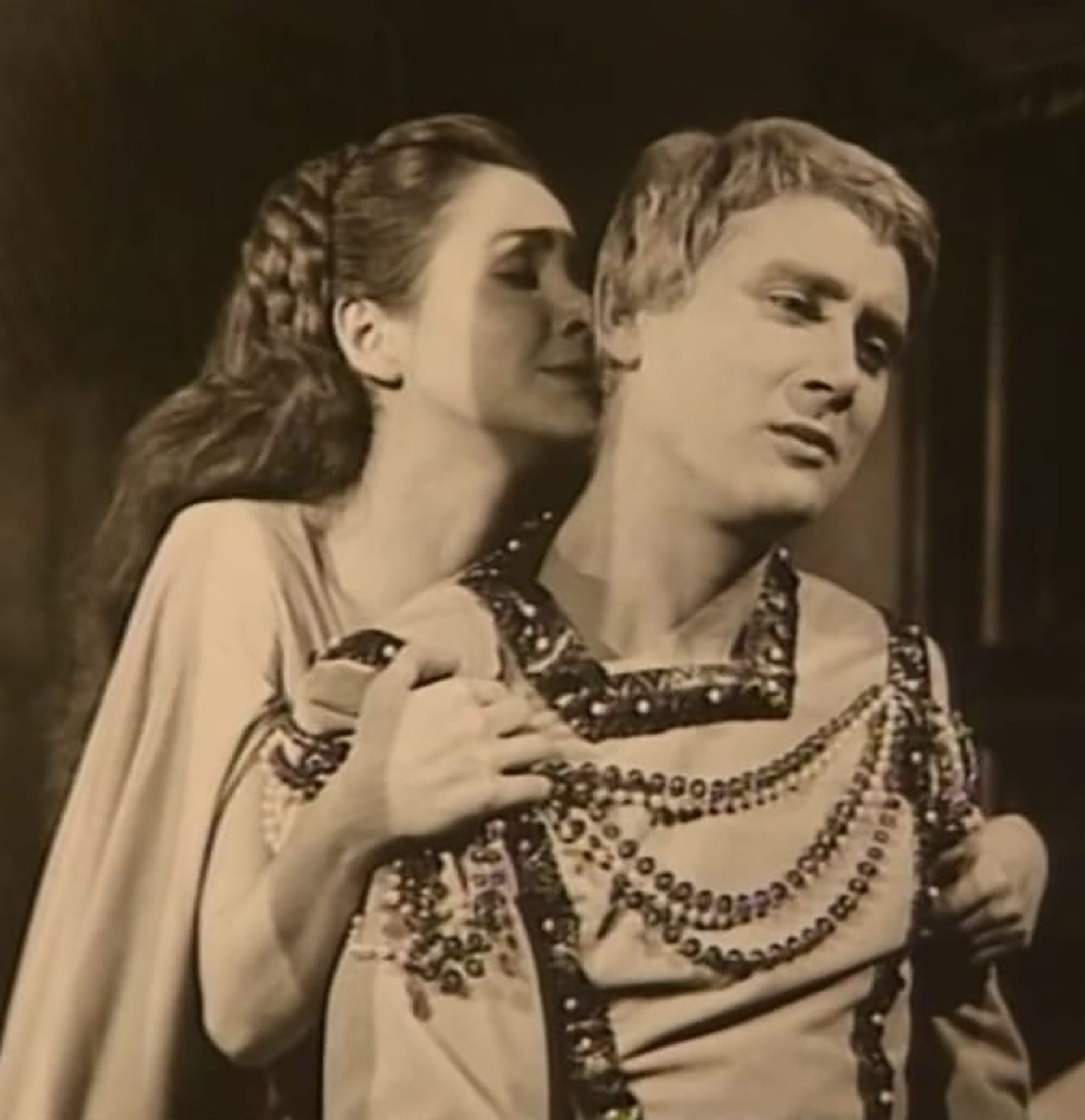 Evangelina Salazar y Rodolfo Bebán en Romeo y Julieta, el especial televisivo de 1966, dirigido por María Hermina Avellaneda