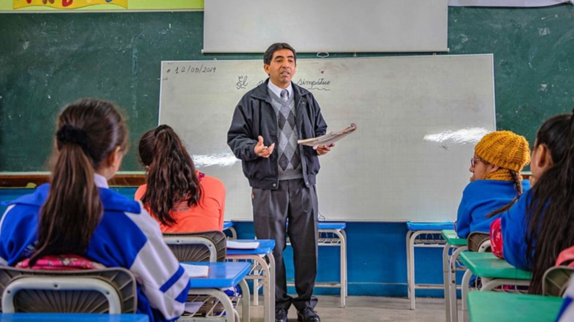 Un docente peruano dicta una clase en una escuela nacional