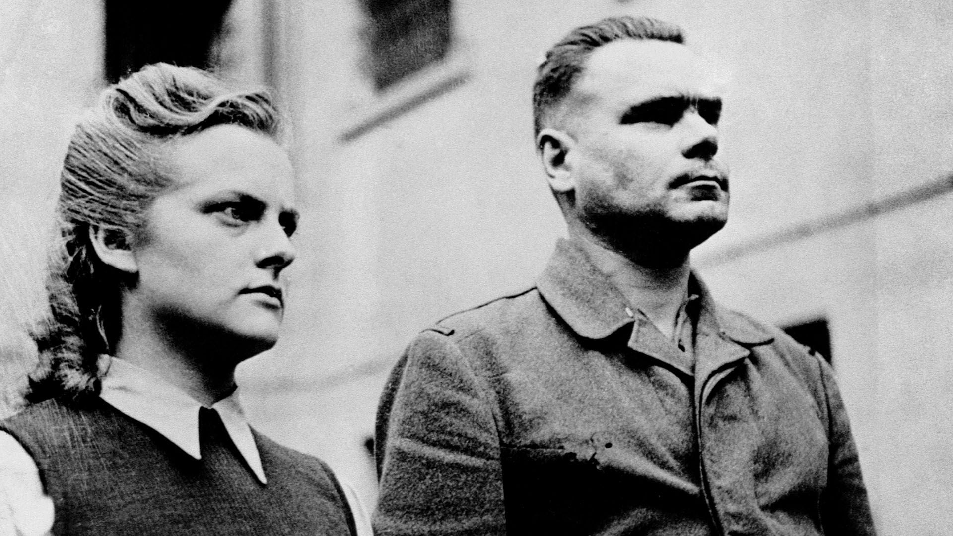 Los criminales nazis Irma Grese (el "Ángel de Auschwitz") y Josef Kramer (la "Bestia de Belsen") bajo custodia de los británicos al final de la Segunda Guerra Mundial. (Photo by © CORBIS/Corbis via Getty Images)