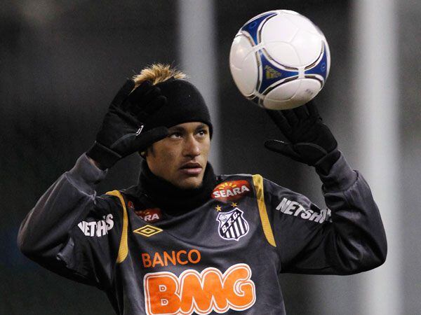 Neymar le aseguró a los hinchas del Santos que volverá a ponerse la camiseta del club en un futuro (Foto: Reuters)