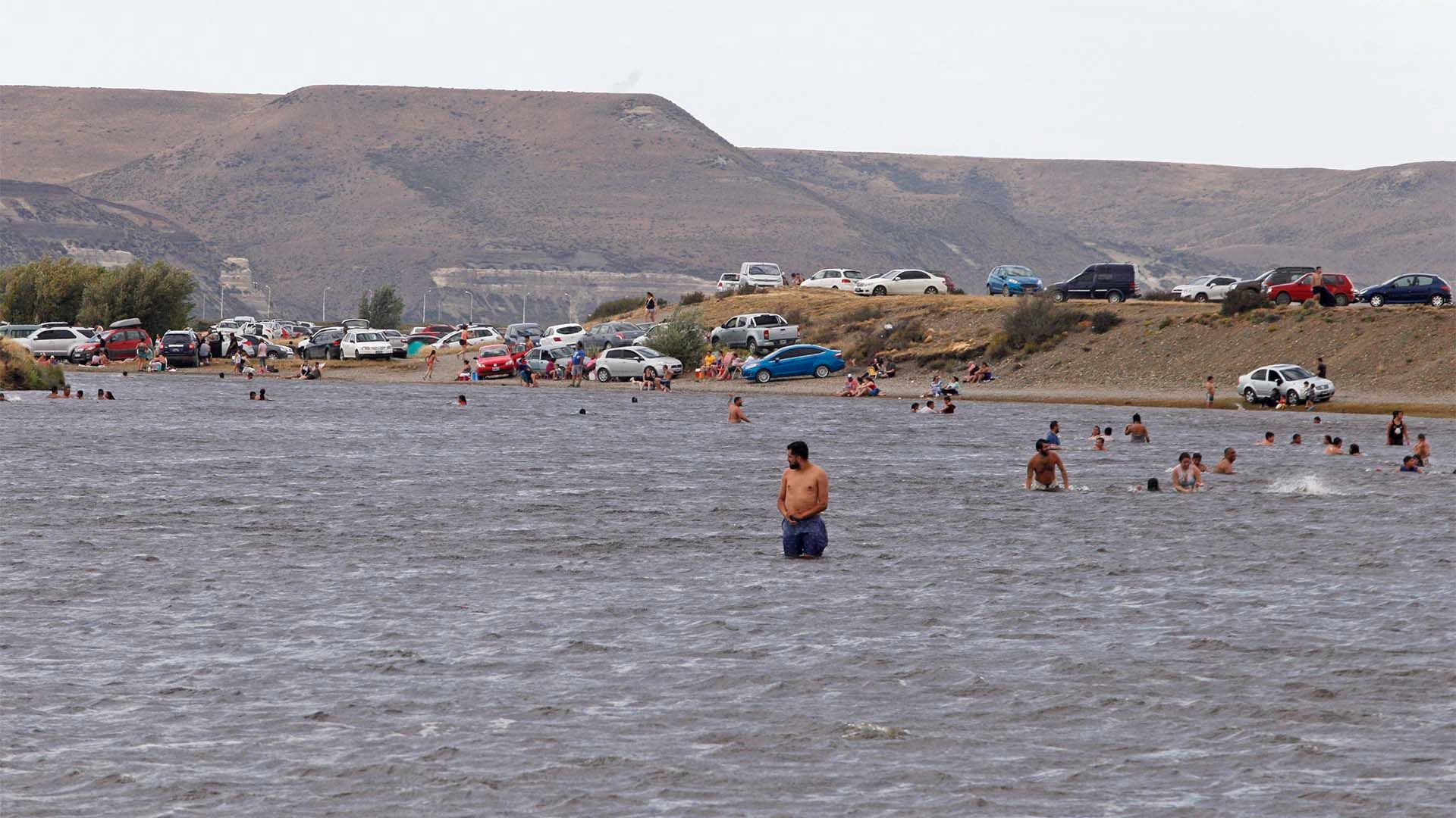 Archivo - Una playa de Santa Cruz atrae a muchas personas al agua. (Walter Diaz)