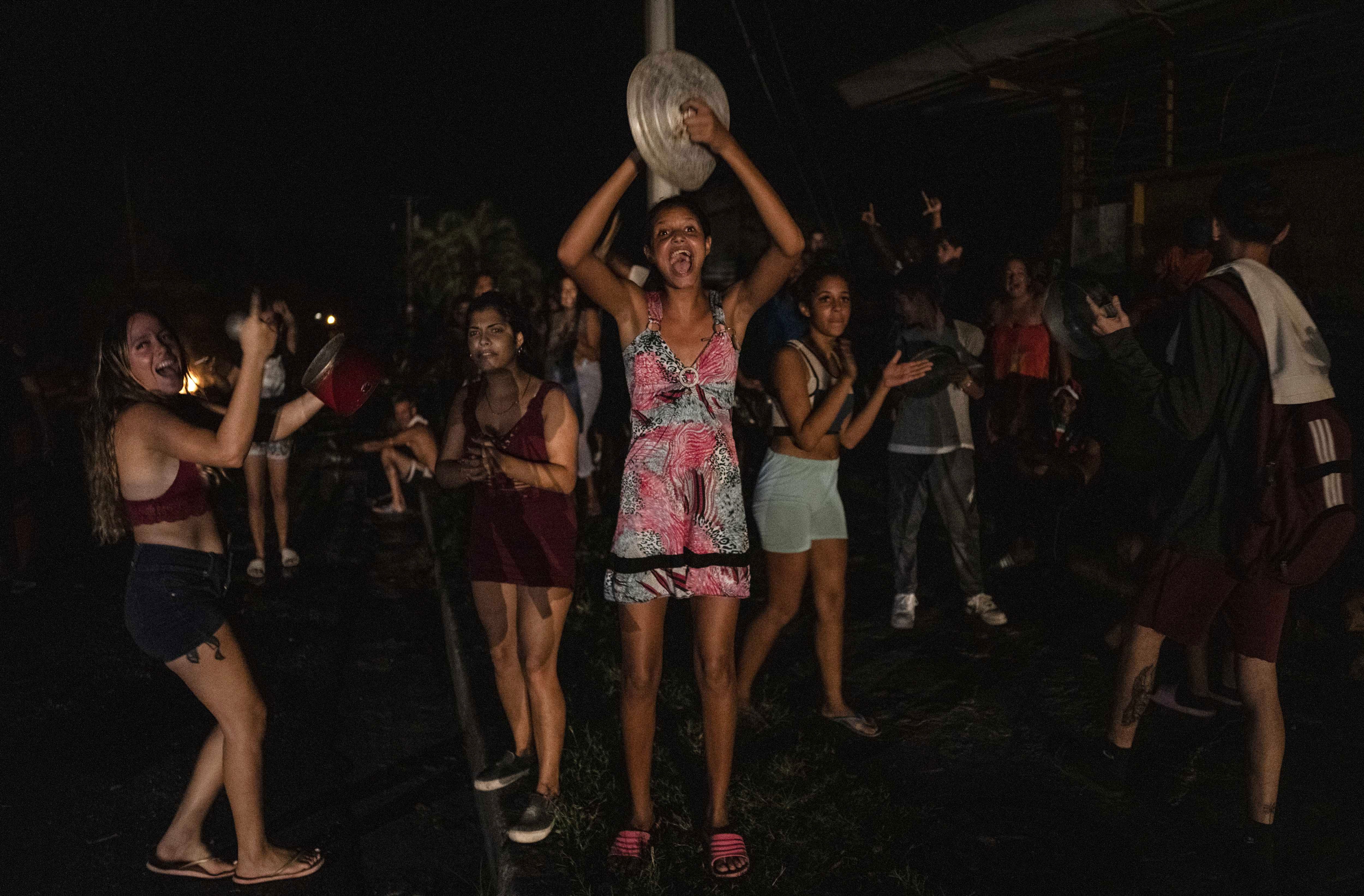 La gente protesta pidiendo la restauración del servicio eléctrico que colapsó en Cuba (AP Foto/Ramón Espinosa/archivo)