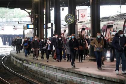 Personas en la estación de Saint-Lazare en París. REUTERS/Charles Platiau