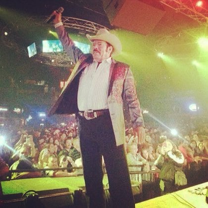 Invasores de Nuevo León lo lanzó al estrellato junto a otros cantantes como Luis González e Isidro Rodríguez (Foto: Instagram @ lalomoraoficial)