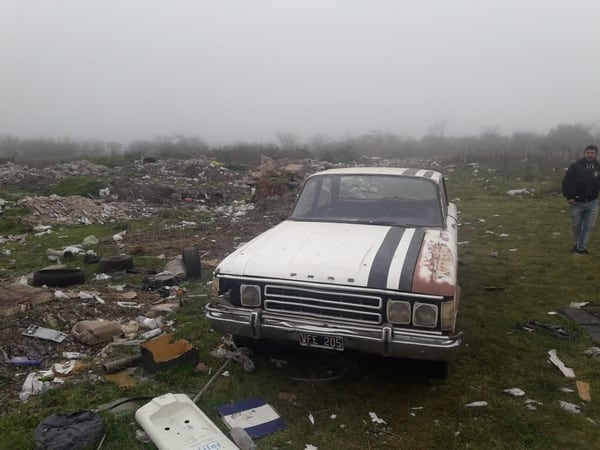 El Ford Falcon del secuestro, abandonado en un descampado.