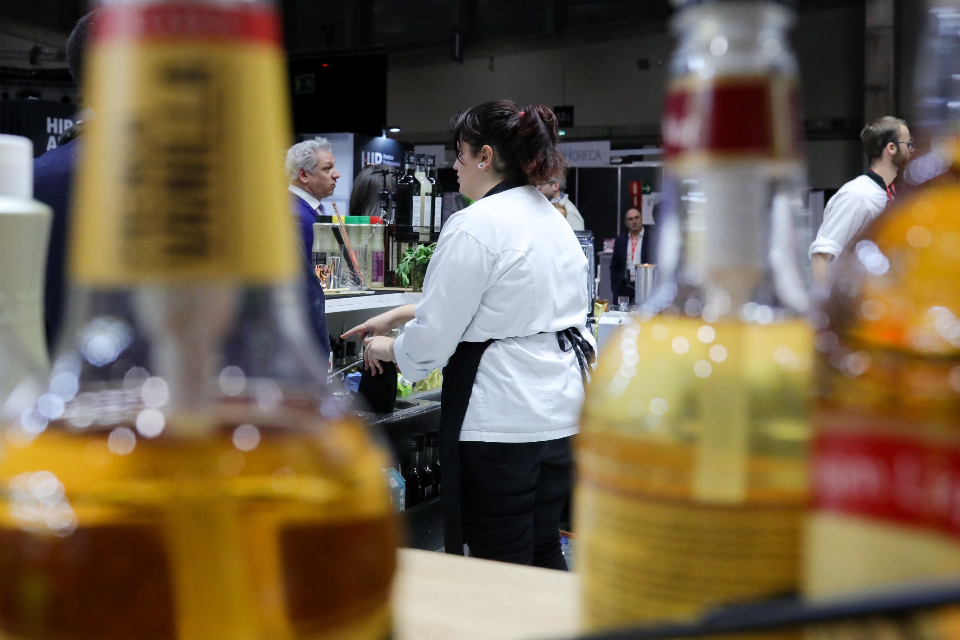 Una camarera trabajando en un bar en una imagen de archivo. (Jesús Hellín/Europa Press) 