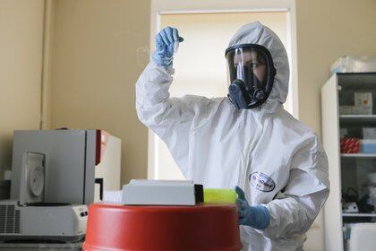 Una investigadora trabajando en el laboratorio de la vacuna rusa contra el coronavirus Sputnik V
