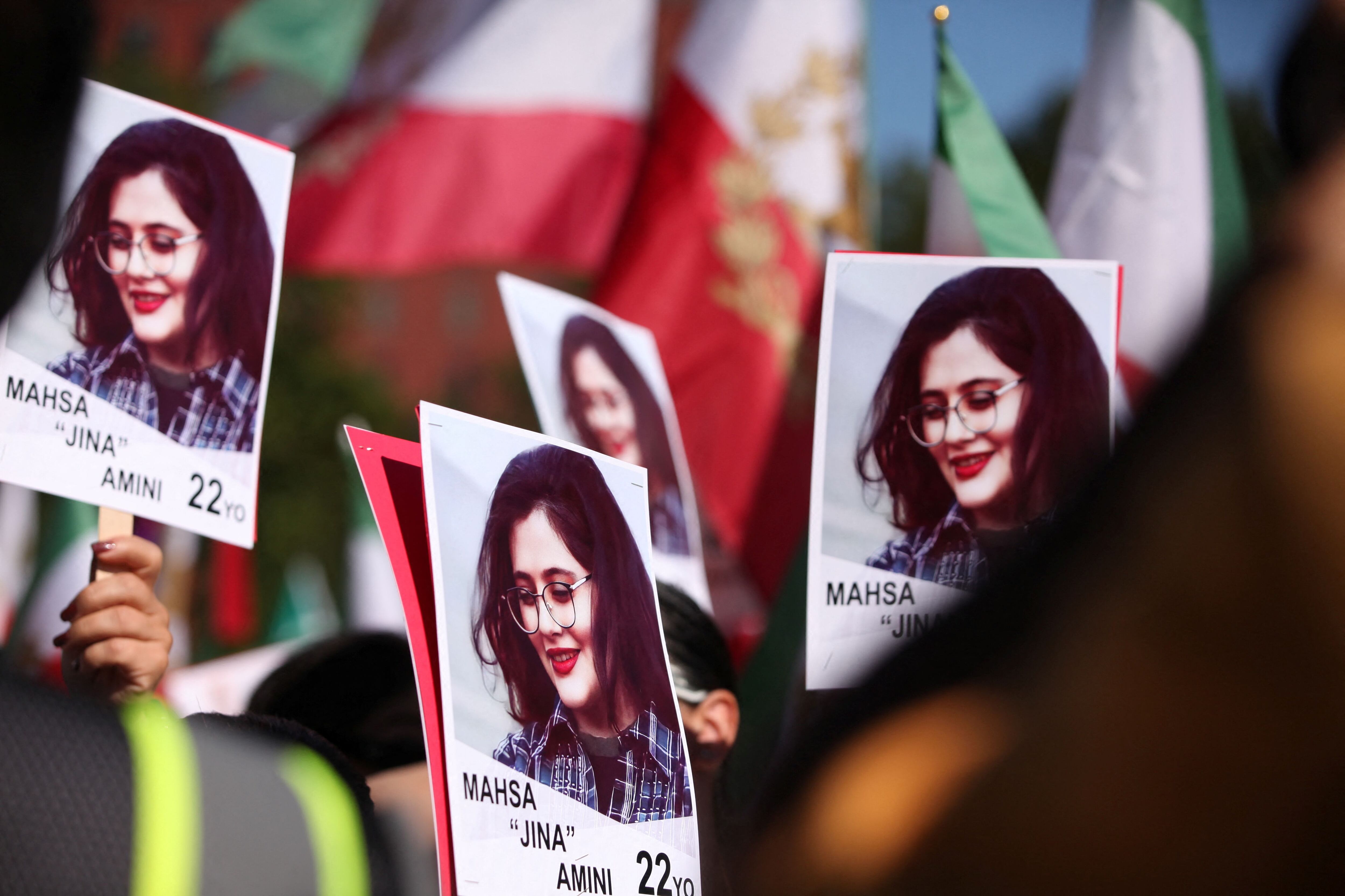 Partidarios de los derechos de la mujer en Irán levantan pancartas con la foto de Mahsa Amini en el aniversario de su muerte (REUTERS/Allison Bailey)