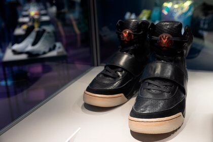 Las zapatillas Nike Air Yeezy 1 de Kanye West se exhiben durante la vista previa de una subasta de Sotheby's en Hong Kong, China, el 17 de abril de 2021. EFE/EPA/JEROME FAVRE/Archivo