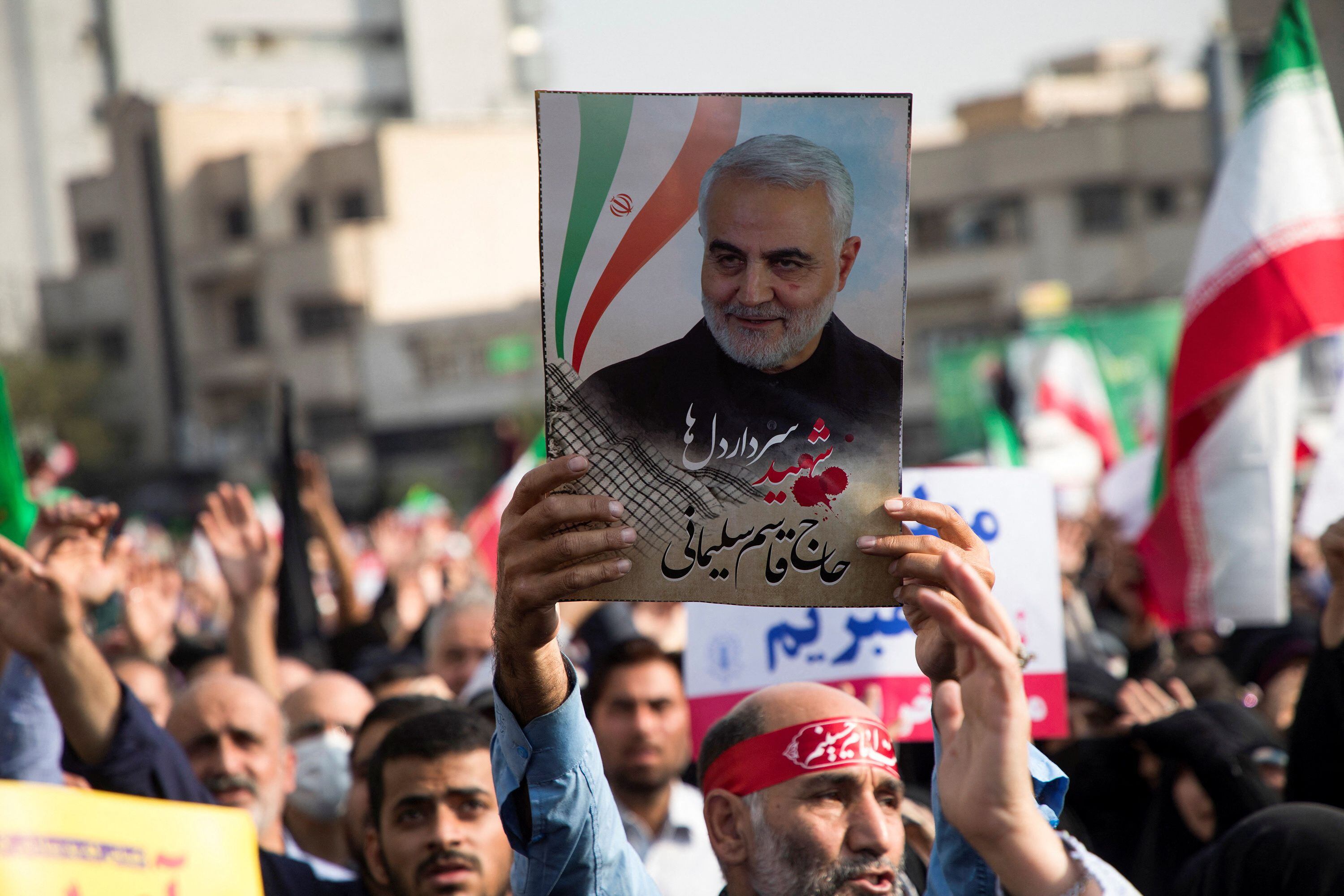 Un iraní sostiene una foto de Qasem Soleimani durante una protesta en Teherán, Irán, 28 de octubre de 2022. WANA (Agencia de Noticias de Asia Occidental) vía REUTERS/Archivo