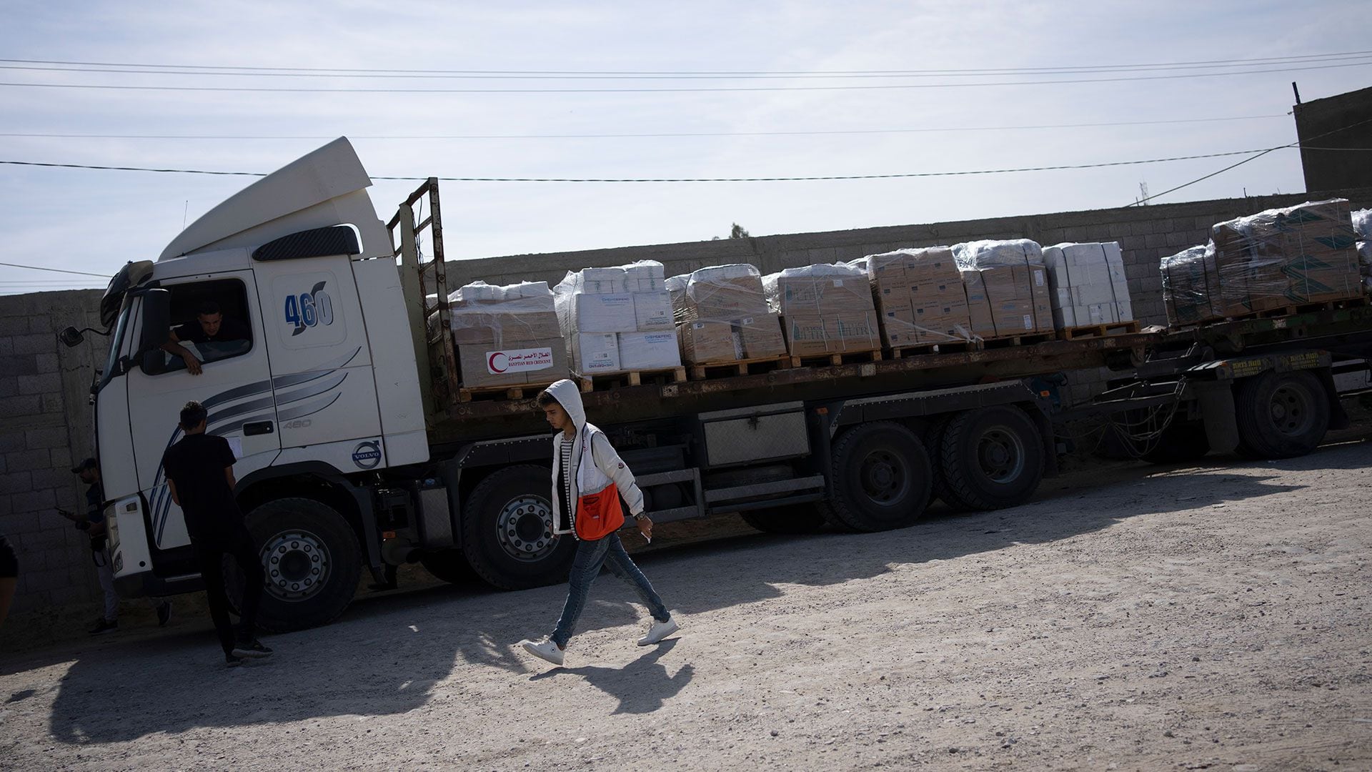 Los primeros 20 camiones atravesaron el puesto de Rafah, en la frontera entre Egipto y la Franja de Gaza (AP Photo/Fatima Shbair)