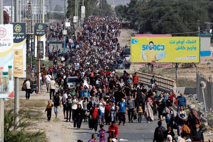 Miles de palestinos abandonan el norte de Gaza hacia el sur en el centro de la Franja de Gaza. 9 noviembre 2023. REUTERS/Mohammed Salem