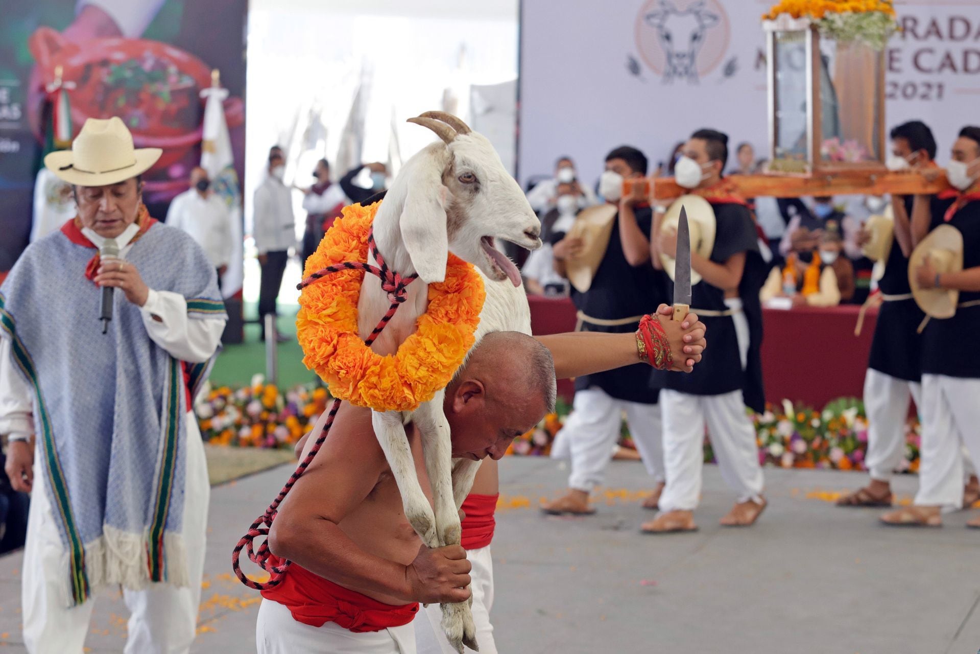 Gobernador de Puebla bailó con una cabra durante el inicio de la
