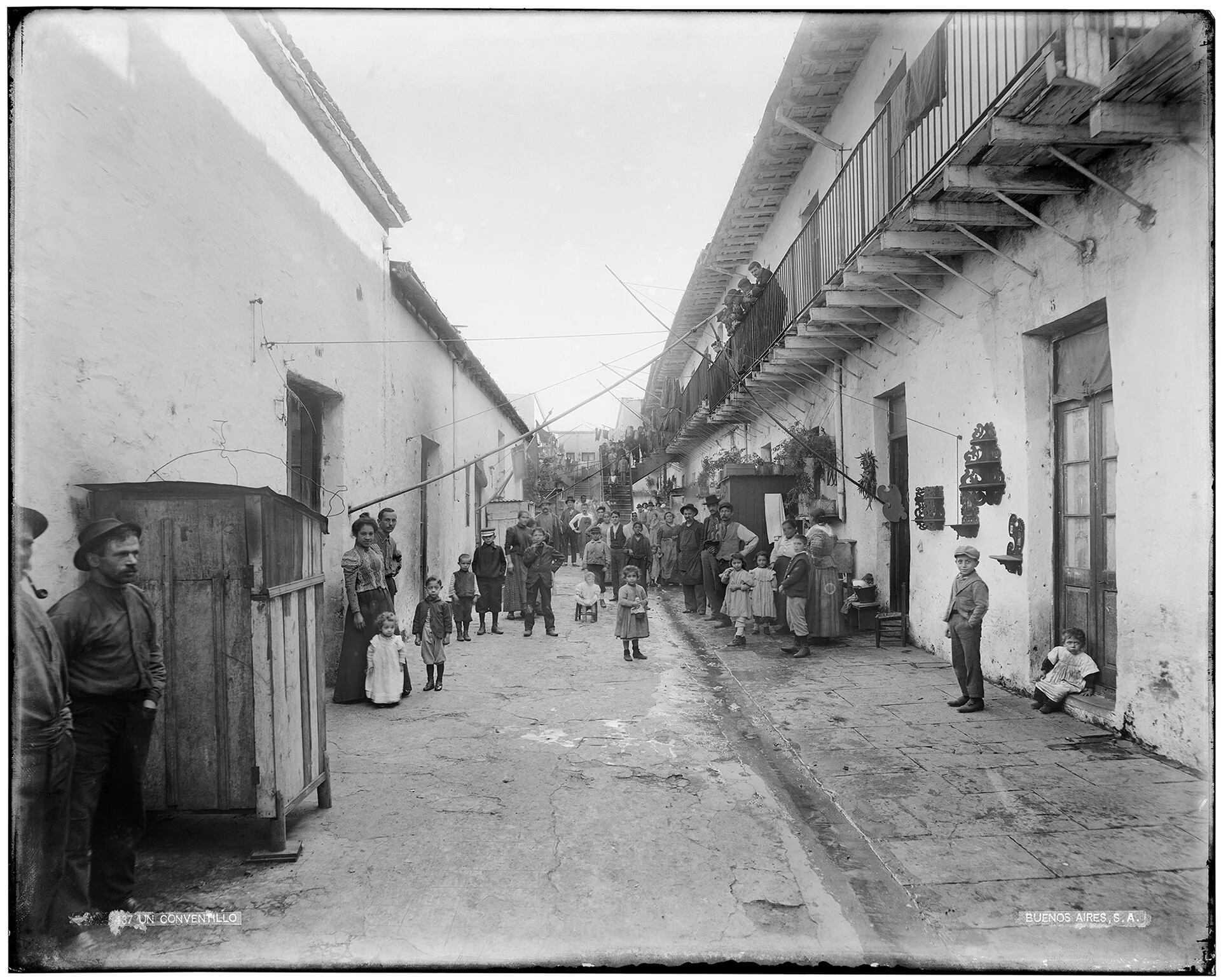 “Un Conventillo. Buenos Aires” (1902), fotografía de Harry Grant Olds 