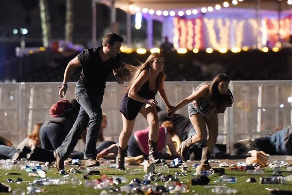 22 mil personas estaban disfrutando de un festival de música country cuando comenzó el ataque (AFP)