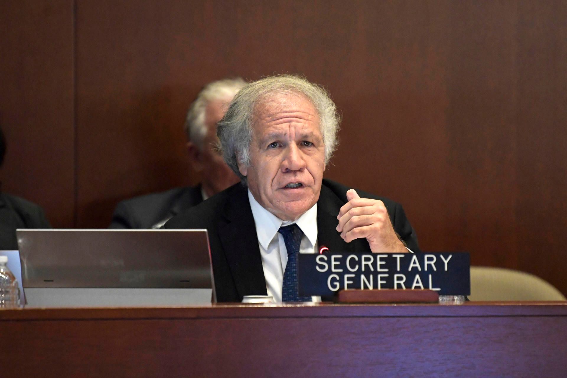 El secretario general de la Organización de los Estados Americanos (OEA), Luis Almagro, habla durante una sesión extraordinaria del Consejo Permanente