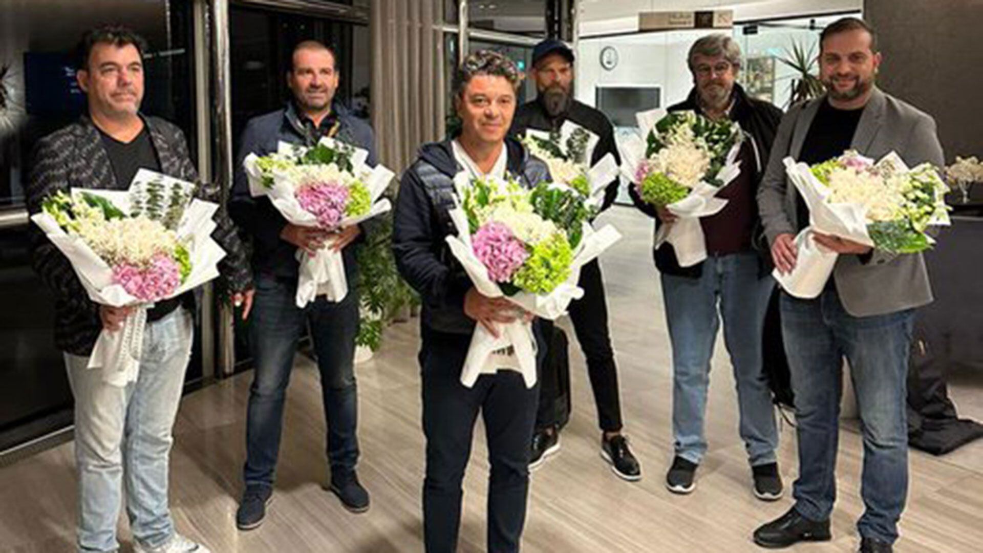 Marcelo Gallardo con su cuerpo técnico y Juan Berros