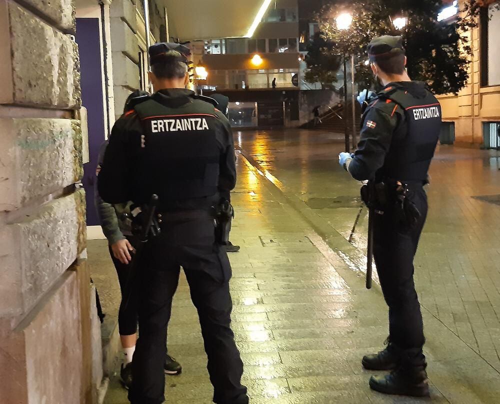 Agentes de la Ertzaintza durante una intervención (Ertzaintza)