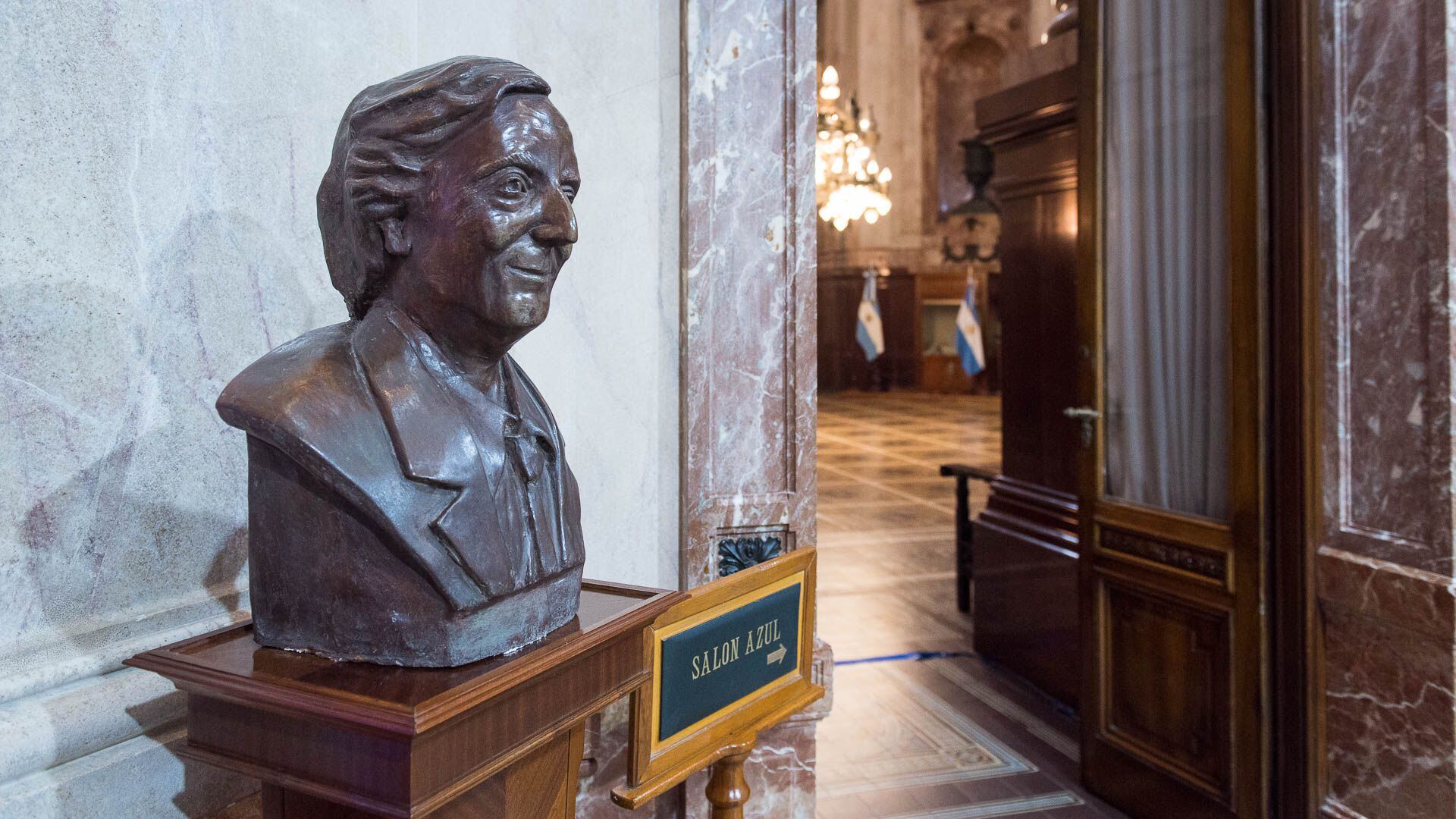 Un busto de Néstor Kirchner precede al Salón Azul, uno de los más imponentes del Palacio del Congreso (Gustavo Gavotti)