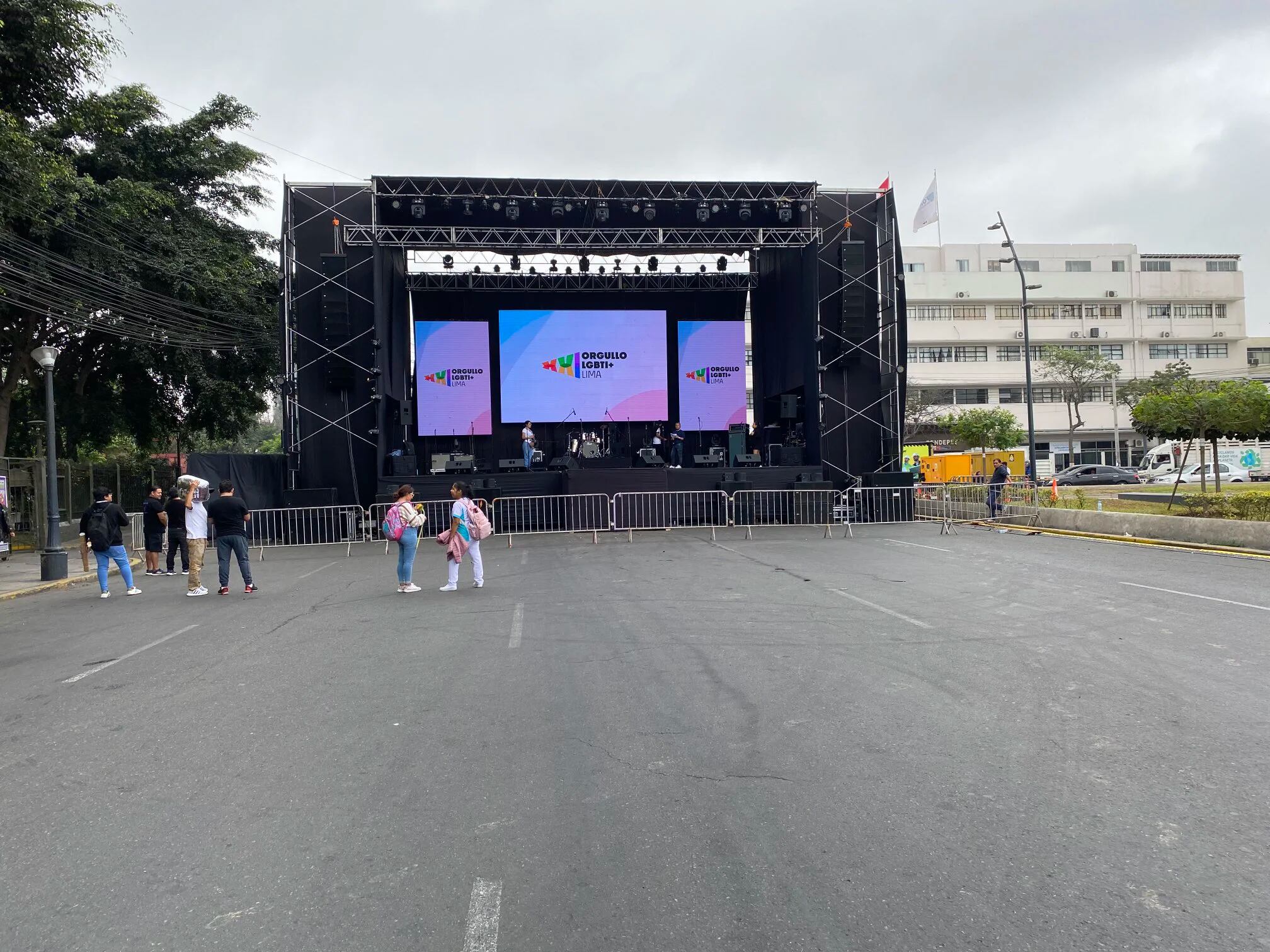 Escenario para el acto del cierre. Fuente: Twitter de Rolando Jiménez