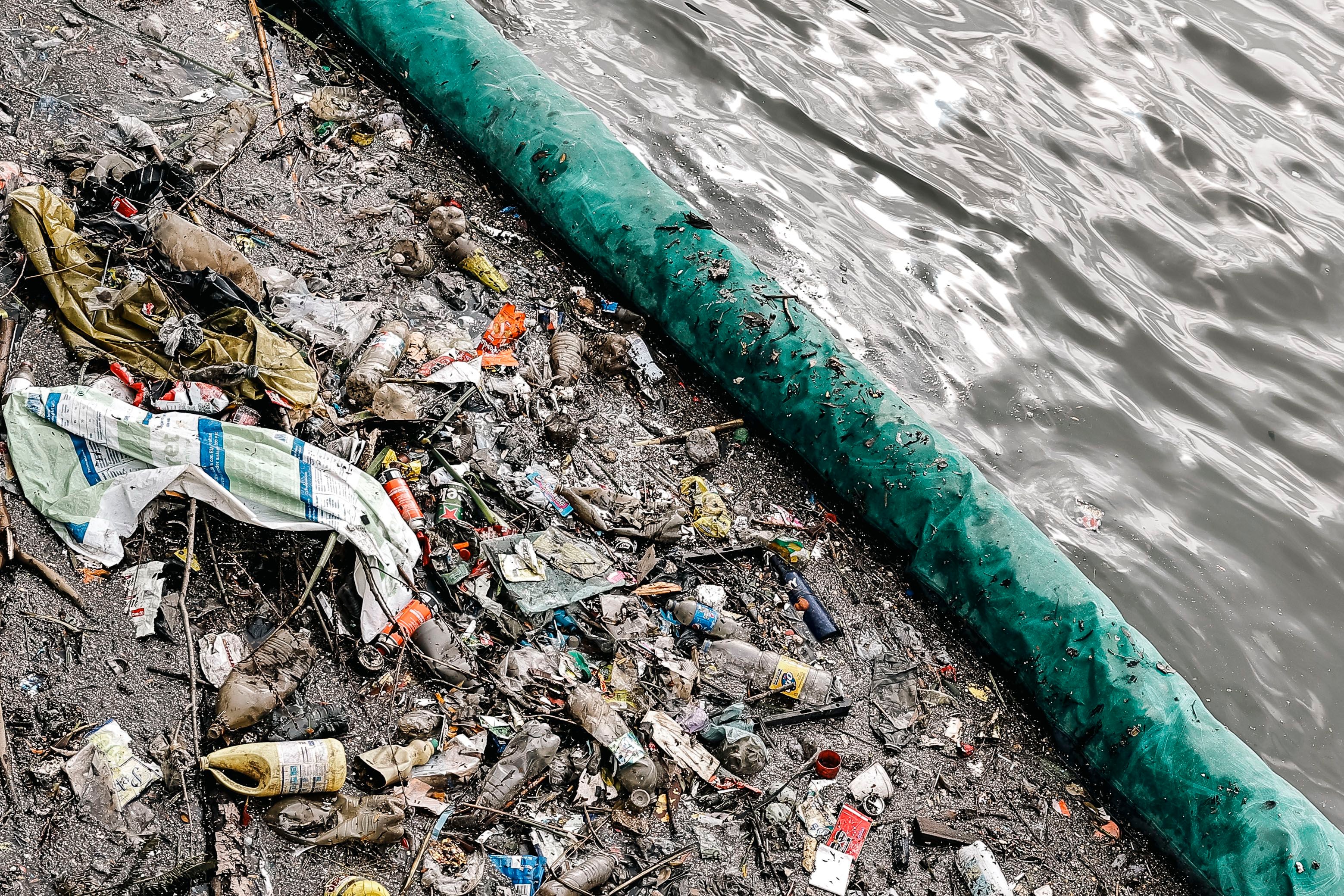 Fotografía de basura en una orilla del río Riachuelo (EFE)
