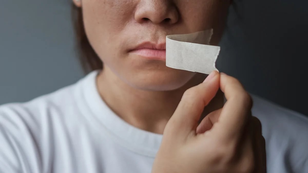 Qué es el “mouth taping”, el riesgoso método de taparse la boca con cinta para dormir