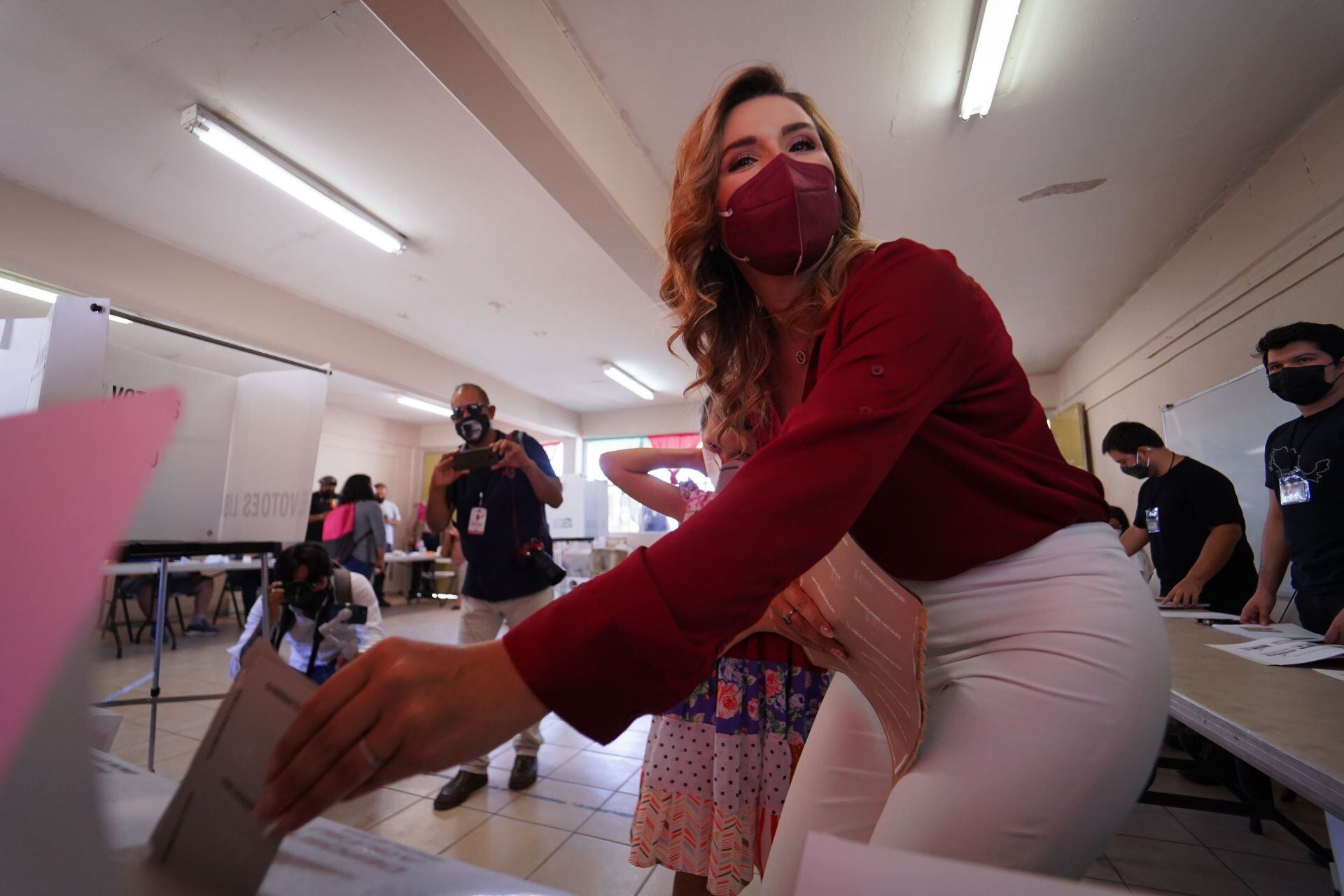 Marina Pilar Ávila, candidata a gobernadora de Baja California por la alianza Juntos Haremos Historia, emitió su voto en Mexicali.