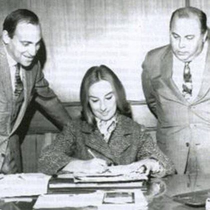 Mirtha firma el contrato para el primer año de su programa en Canal 9, en 1968, ante la mirada atenta de Alejandro Romay y Samuel Yankelevich