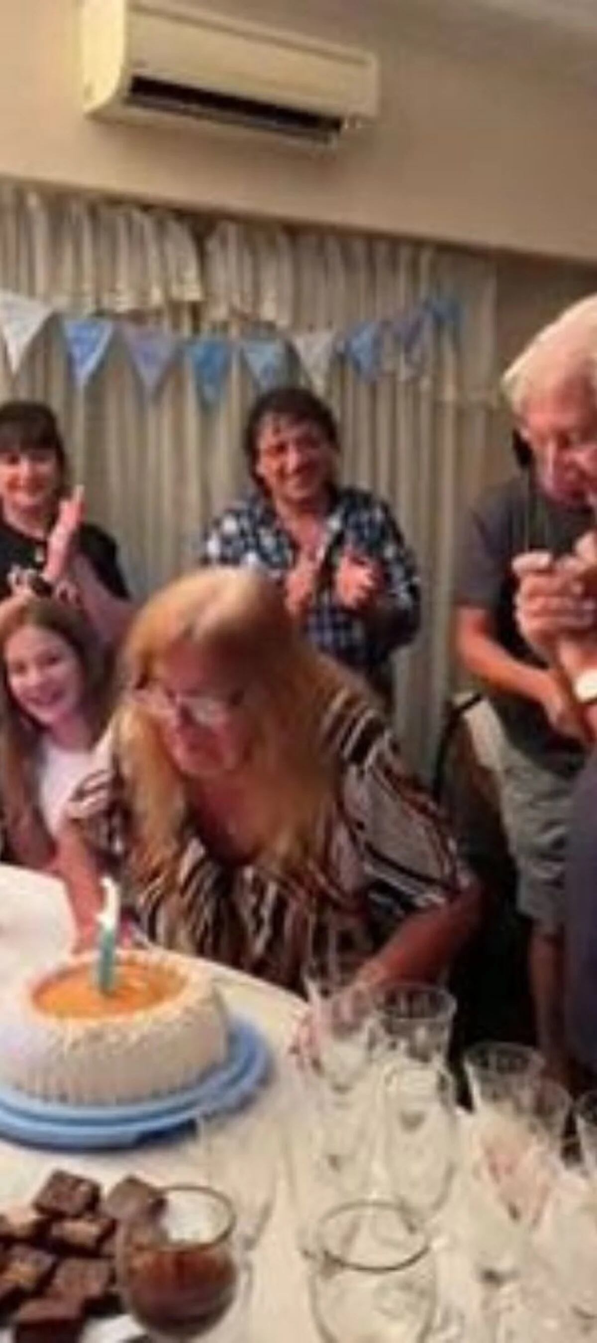 Abuelita apaga las velas de un pastel pensando que era su cumpleaños