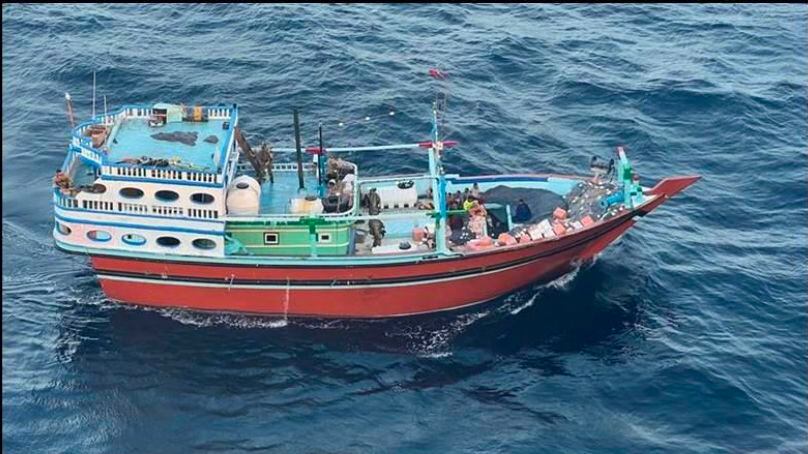 La embarcación que transportaba componentes de misiles de fabricación iraní con destino a los hutíes yemeníes en el mar Arábigo. Comandos SEAL de la armada estadounidense incautaron componentes de misiles de fabricación iraní y otras armas de un buque con destino a los rebeldes hutíes yemeníes. Dos comandos desaparecieron durante la operación, informó el mando estadounidense el martes 16 de enero de 2024. (U.S. Central Command via AP)