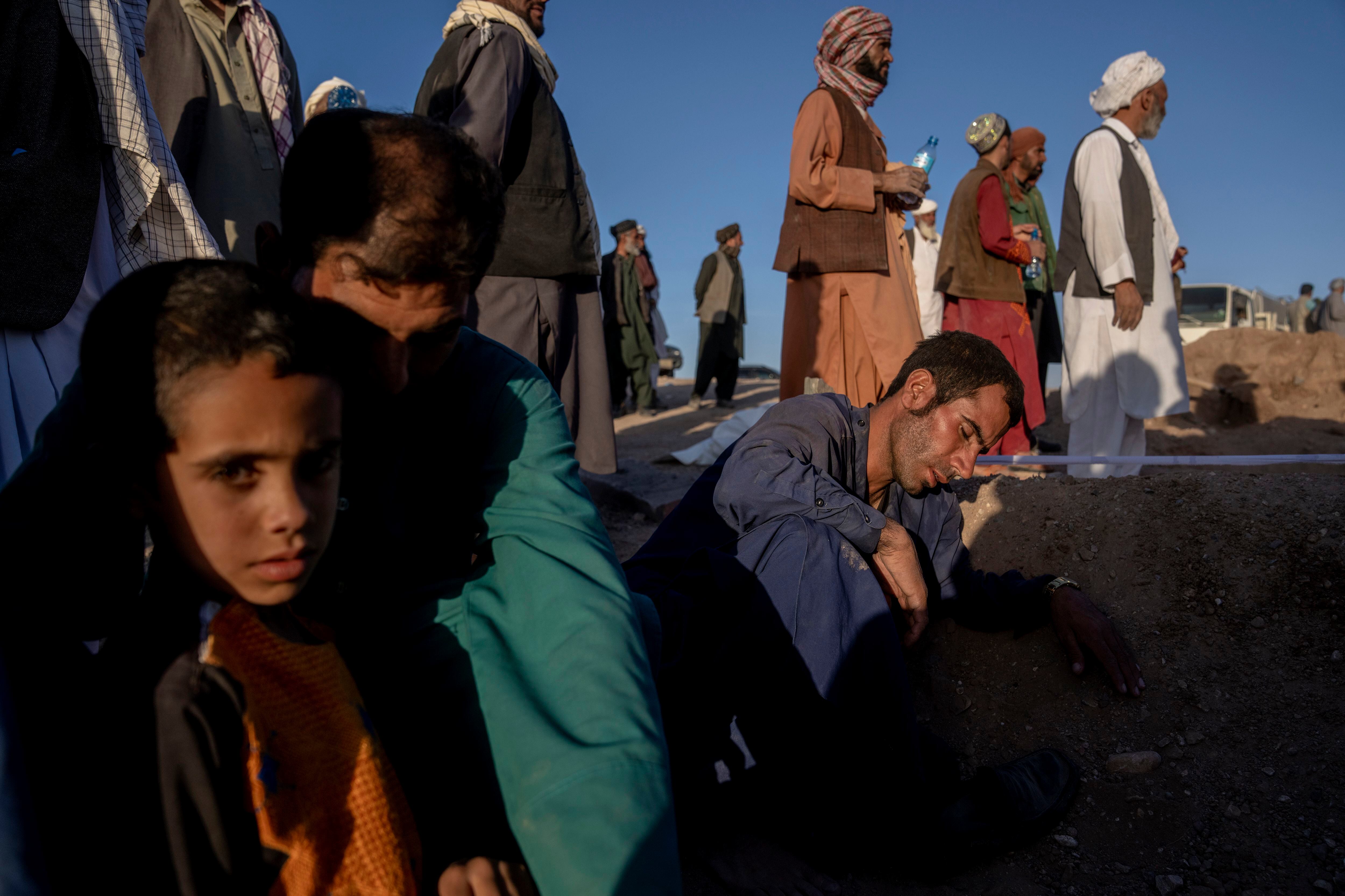 Un afgano llora junto a la tumba de su esposa, que murió a causa de un terremoto, en el distrito de Zenda Jan, en la provincia de Herat. (Foto AP/Ebrahim Noroozi)