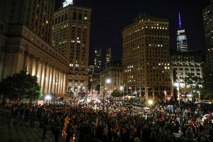 Una multitud reunida en Washington en una vigilia por la muerte de "RBG" (Reuters)