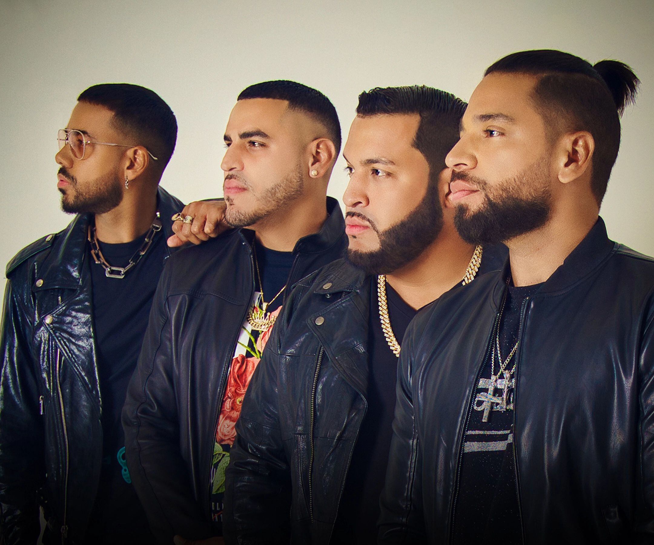 Fotografía cedida por Artist Solutions donde aparece el bachatero Romeo Santos (i) y los integrantes del grupo Aventura, quienes realizarán una última gira juntos titulada 'Cerrando Ciclos', que recorrerá dieciocho ciudades de Estados Unidos y dos de Canadá. EFE/Artist Solutions
