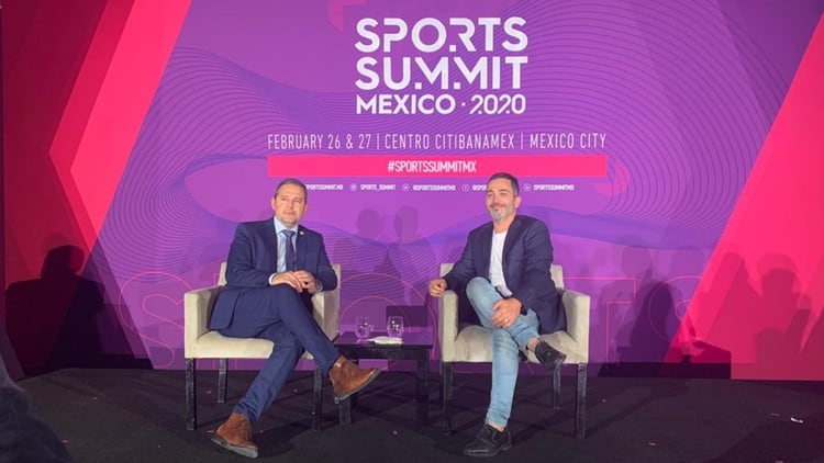 Favio Spósito, CEO de AureliaTech, y Sebastián Lateulade, presidente de Sports Summit, durante la edición 2020 del evento. (Foto: Infobae)