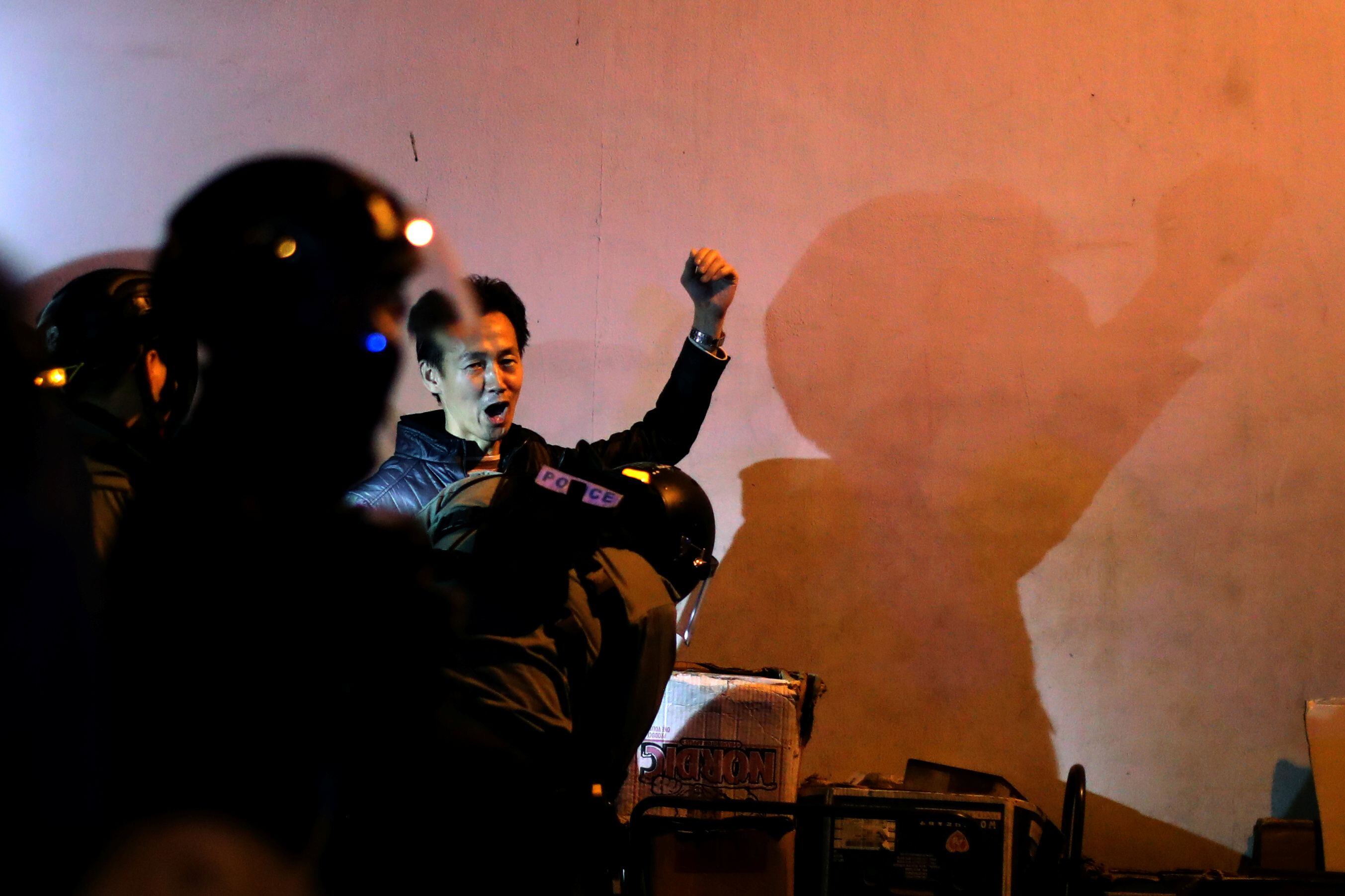 Un manifestante de Hong Kong grita mientras es detenido en una manifestación en apoyo de los derechos humanos de los uigures de Xinjiang en Hong Kong, China, el 22 de diciembre de 2019 (REUTERS/Lucy Nicholson)