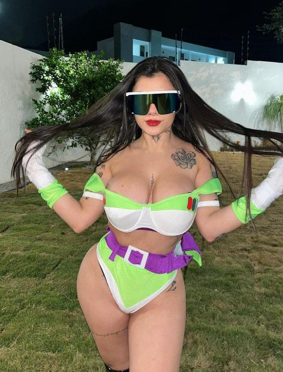 Famosos Al Desnudo De Karely Ruiz Como “buzz Lightyear” A Maribel Guardia En Bikini Los 9556