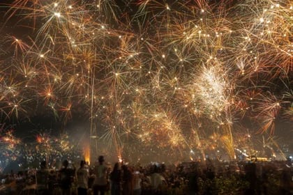 La gente celebra la víspera de Año Nuevo en Palu, provincia de Sulawesi Central, Indonesia, el 1 de enero de 2024. Antara Foto/Basri Marzuki/via REUTERS