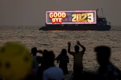 La gente observa la última puesta de sol del año desde una playa en la víspera de Año Nuevo en Mumbai, India, el 31 de diciembre de 2023. REUTERS/Francis Mascarenhas
